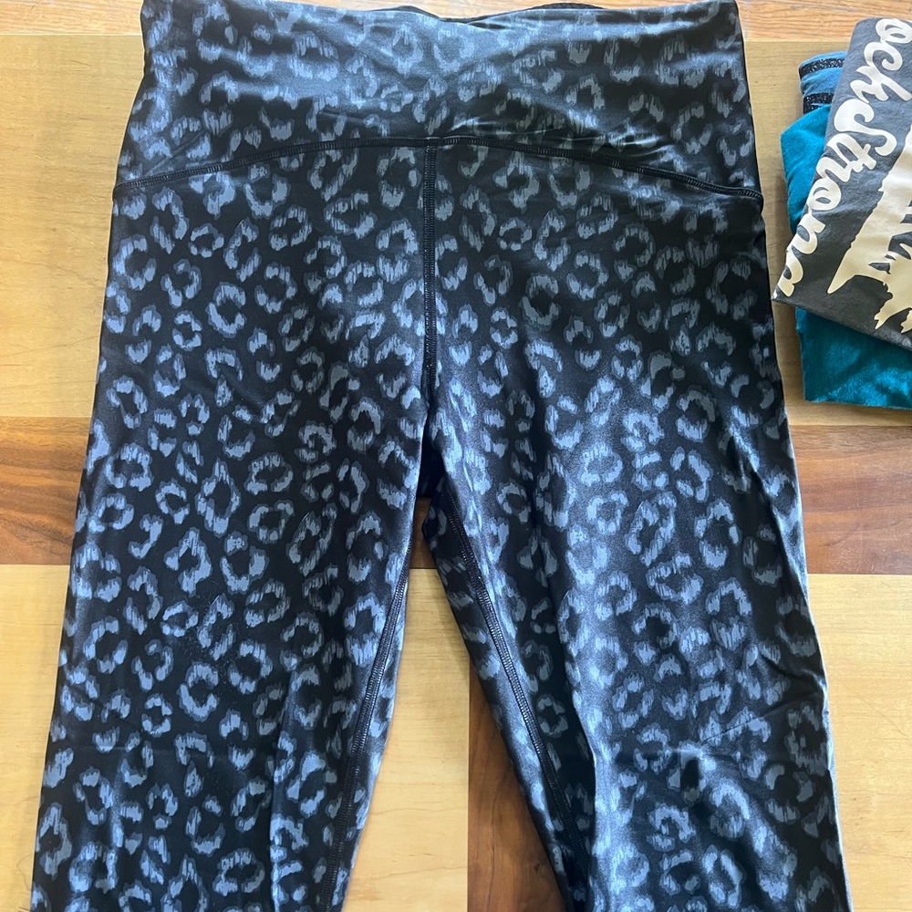 Victoria’s Secret Sport leopard print spandex. Like new. Large.